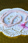 mala composé de 108 perles naturelles, soigneusement sélectionnées pour leur teinte rose tendre et leur énergie d’harmonie. Symbole d’amour, de bienveillance et de guérison émotionnelle, le quartz rose est reconnu pour ouvrir le cœur, apaiser les tensions intérieures et favoriser une profonde paix affective.