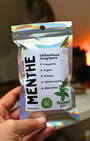 La menthe est une plante rafraîchissante et dynamique, reconnue pour ses propriétés énergétiques stimulantes et attractives. Utilisée depuis longtemps dans les pratiques spirituelles, elle est associée à la prospérité, à la chance et à l’ouverture des opportunités.
Son énergie vive fav