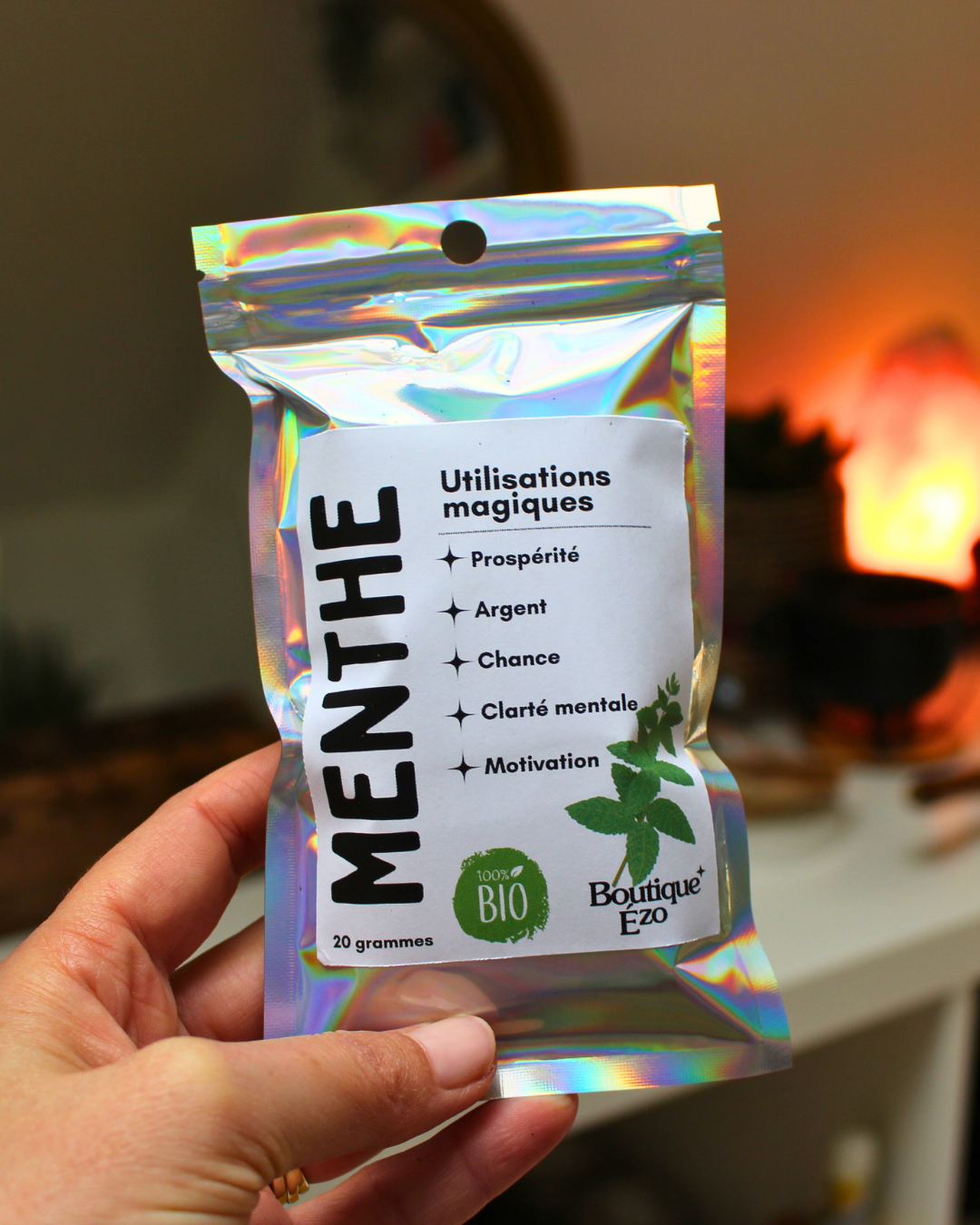La menthe est une plante rafraîchissante et dynamique, reconnue pour ses propriétés énergétiques stimulantes et attractives. Utilisée depuis longtemps dans les pratiques spirituelles, elle est associée à la prospérité, à la chance et à l’ouverture des opportunités.
Son énergie vive fav