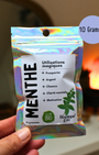 La menthe est une plante rafraîchissante et dynamique, reconnue pour ses propriétés énergétiques stimulantes et attractives. Utilisée depuis longtemps dans les pratiques spirituelles, elle est associée à la prospérité, à la chance et à l’ouverture des opportunités.