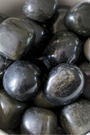 L’obsidienne dorée est une pierre volcanique naturelle, issue du refroidissement rapide de la lave, qui révèle de magnifiques reflets dorés sous la lumière. Plus douce que l’obsidienne noire, elle agit comme un miroir de l’âme tout en insufflant force et confiance.
