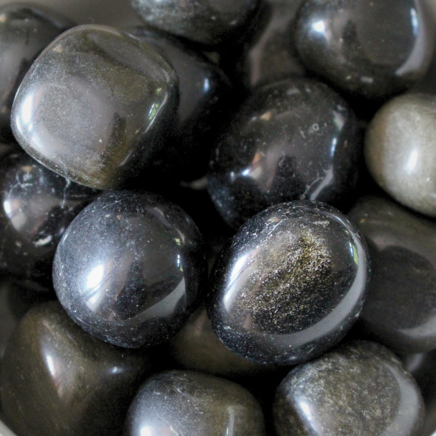 L’obsidienne dorée est une pierre volcanique naturelle, issue du refroidissement rapide de la lave, qui révèle de magnifiques reflets dorés sous la lumière. Plus douce que l’obsidienne noire, elle agit comme un miroir de l’âme tout en insufflant force et confiance.
