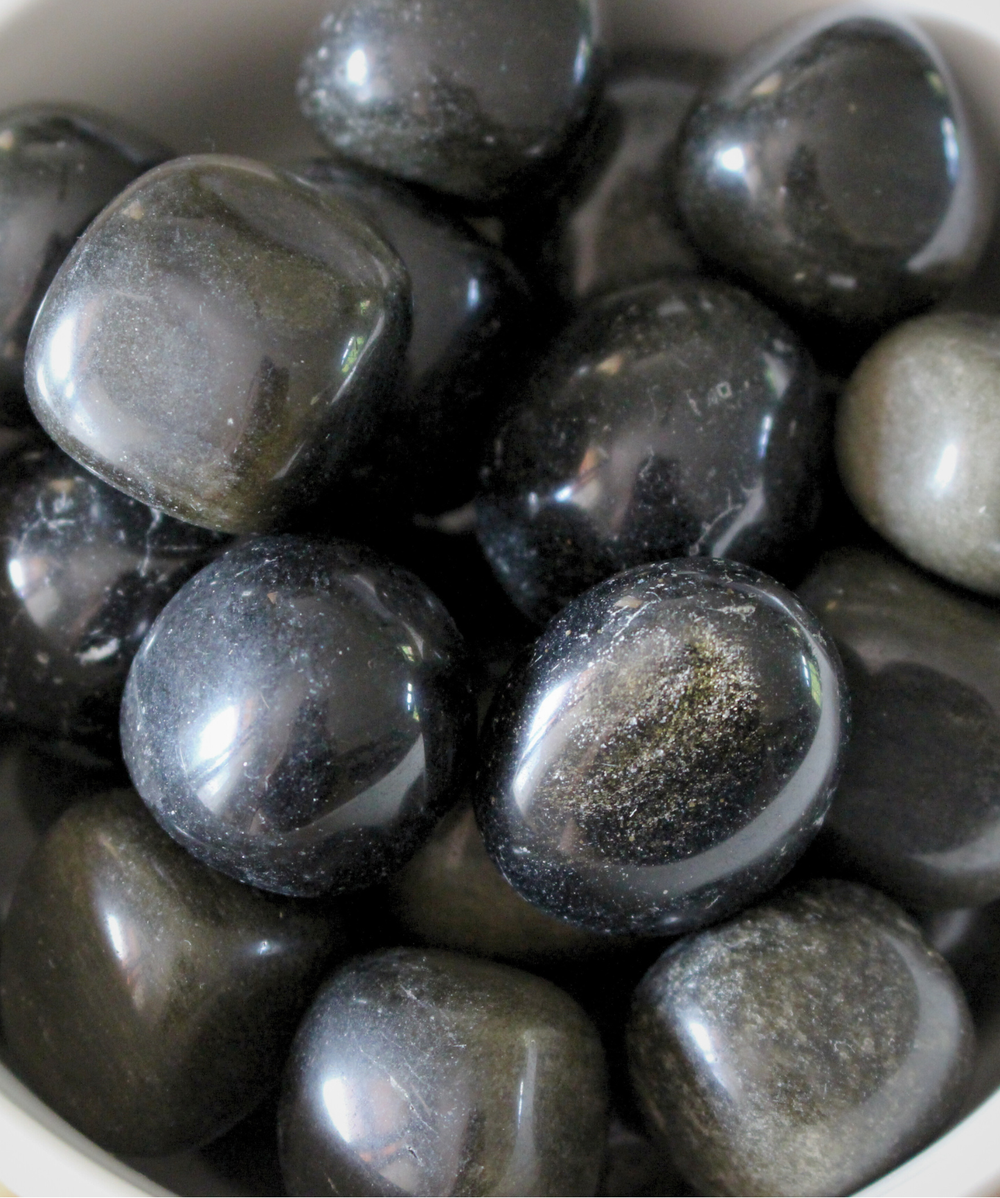 L’obsidienne dorée est une pierre volcanique naturelle, issue du refroidissement rapide de la lave, qui révèle de magnifiques reflets dorés sous la lumière. Plus douce que l’obsidienne noire, elle agit comme un miroir de l’âme tout en insufflant force et confiance.
