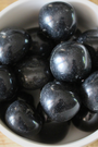 L’obsidienne noire est une pierre volcanique puissante, formée par le refroidissement rapide de la lave riche en silice. Depuis des millénaires, elle est utilisée comme talisman de protection énergétique et pour favoriser un ancrage profond.
Cette pierre roulée de 30 à 40 mm, qualité A, allie esthétique et puissance. 