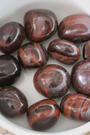 L’Œil de Taureau est une pierre naturelle aux reflets rouge-brun intenses, issue de la famille des quartz microcristallins. Appelée aussi Œil de Bœuf, elle est réputée pour son énergie puissante et stimulante.