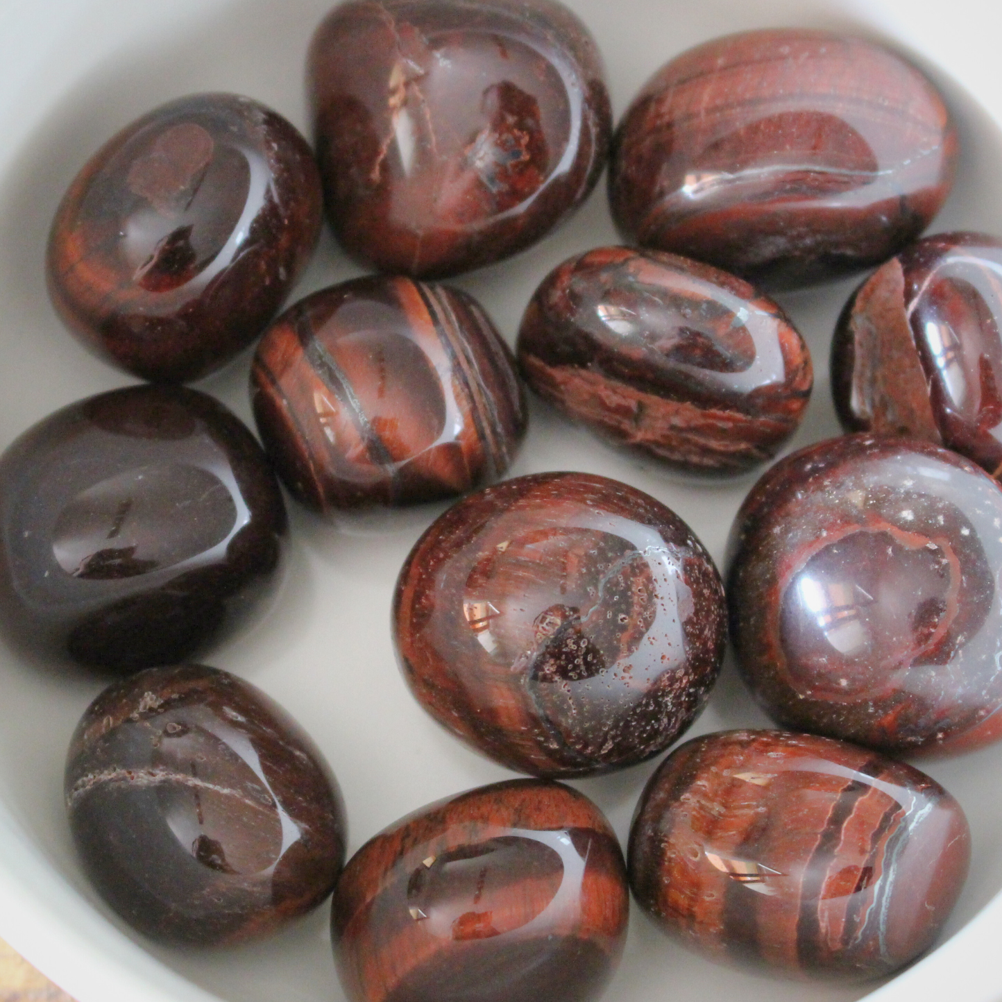 L’Œil de Taureau est une pierre naturelle aux reflets rouge-brun intenses, issue de la famille des quartz microcristallins. Appelée aussi Œil de Bœuf, elle est réputée pour son énergie puissante et stimulante.