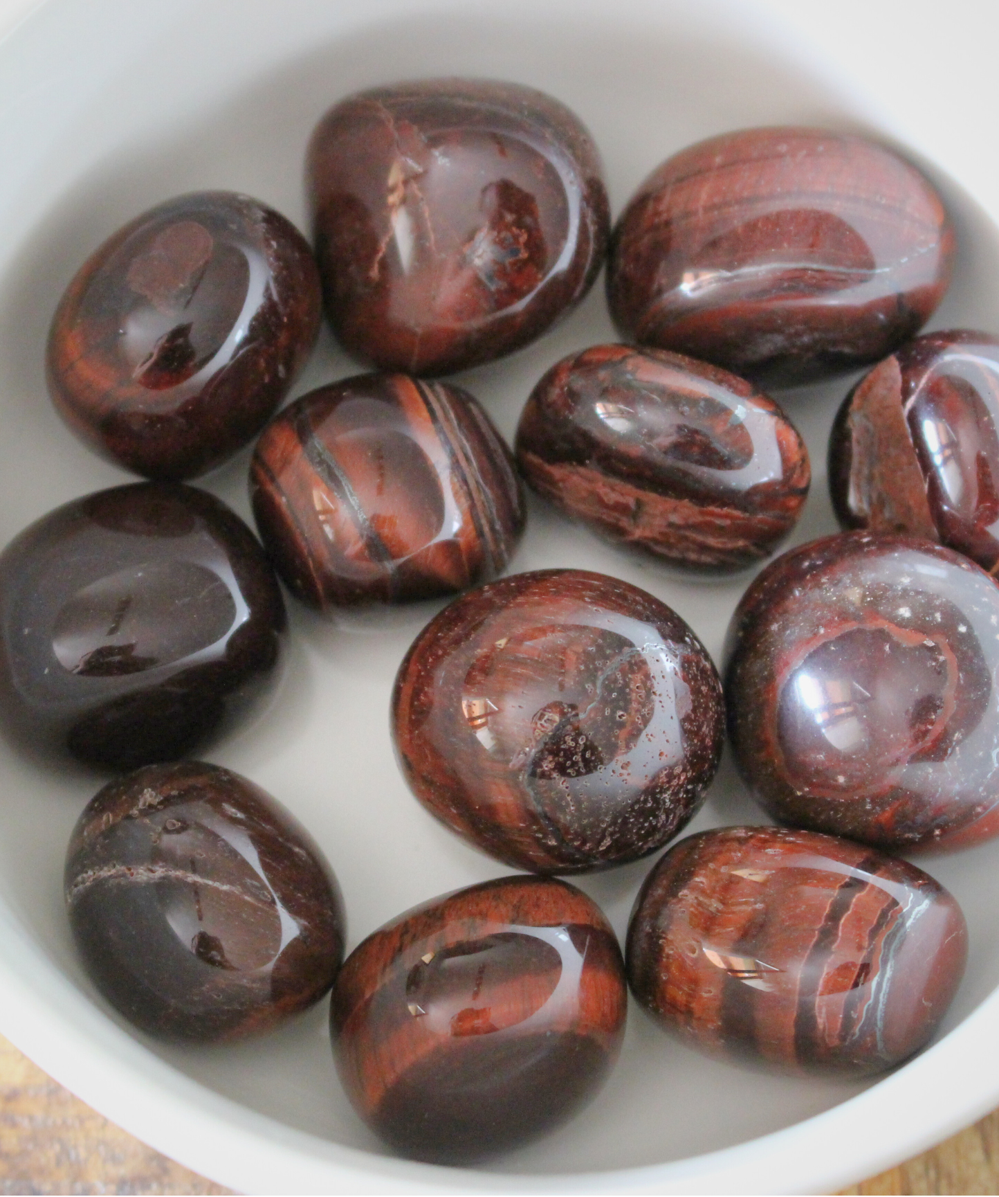 L’Œil de Taureau est une pierre naturelle aux reflets rouge-brun intenses, issue de la famille des quartz microcristallins. Appelée aussi Œil de Bœuf, elle est réputée pour son énergie puissante et stimulante.
