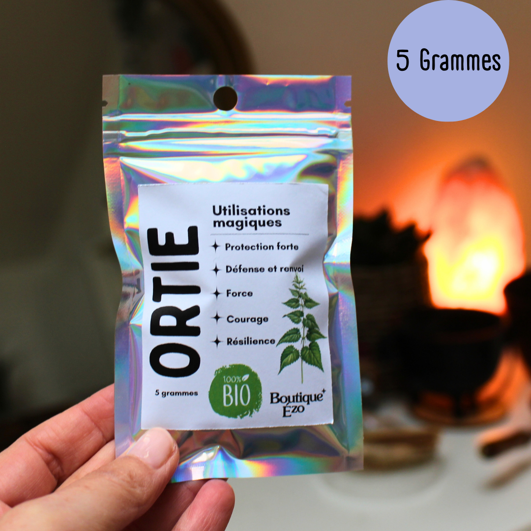 Associée à la protection forte, au renvoi des énergies et au courage, l’ortie est idéale pour accompagner les rituels de défense, de purification et de renforcement personnel.

