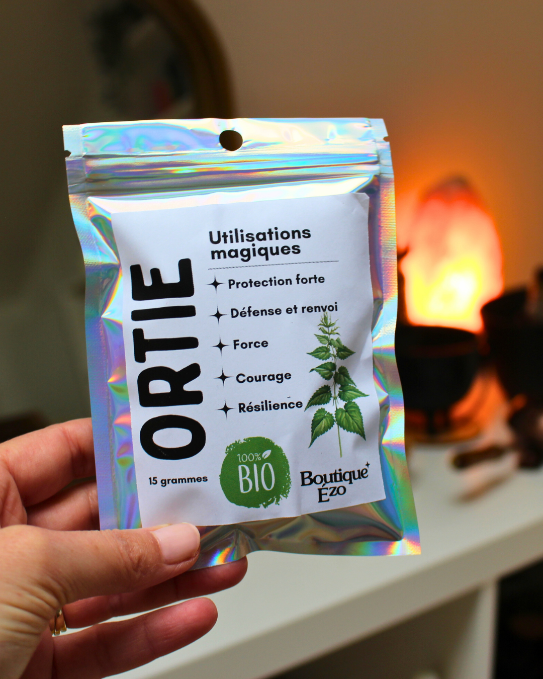 Associée à la protection forte, au renvoi des énergies et au courage, l’ortie est idéale pour accompagner les rituels de défense, de purification et de renforcement personnel.