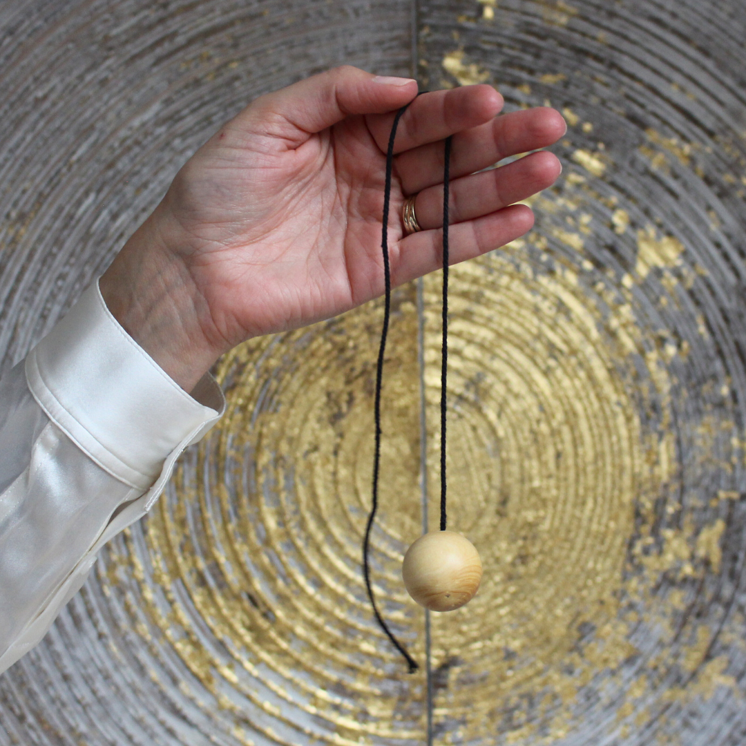 Inspiré des traditions anciennes, le pendule boule en buis reprend le savoir-faire des baguettes de sourcier utilisées par nos ancêtres pour détecter les sources d’eau et les énergies. Sa forme ronde et son bois naturellement réceptif en font un outil précieux et très efficace.