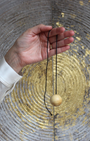 Inspiré des traditions anciennes, le pendule boule en buis reprend le savoir-faire des baguettes de sourcier utilisées par nos ancêtres pour détecter les sources d’eau et les énergies. Sa forme ronde et son bois naturellement réceptif en font un outil précieux et très efficace.