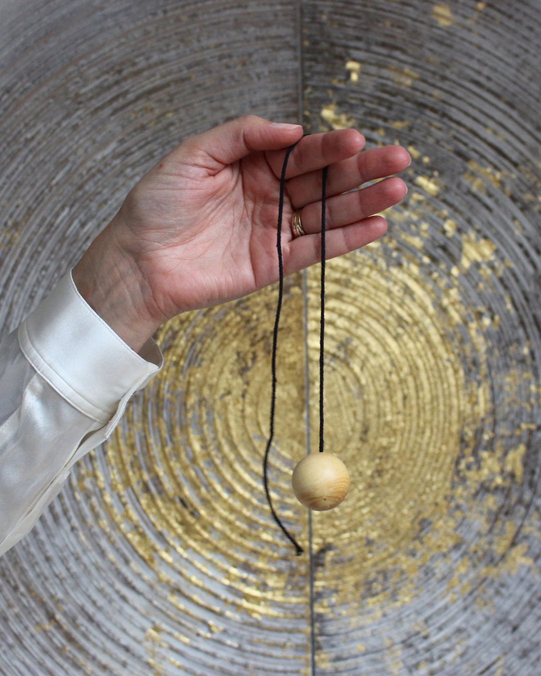 Inspiré des traditions anciennes, le pendule boule en buis reprend le savoir-faire des baguettes de sourcier utilisées par nos ancêtres pour détecter les sources d’eau et les énergies. Sa forme ronde et son bois naturellement réceptif en font un outil précieux et très efficace.