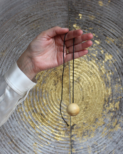 Inspiré des traditions anciennes, le pendule boule en buis reprend le savoir-faire des baguettes de sourcier utilisées par nos ancêtres pour détecter les sources d’eau et les énergies. Sa forme ronde et son bois naturellement réceptif en font un outil précieux et très efficace.