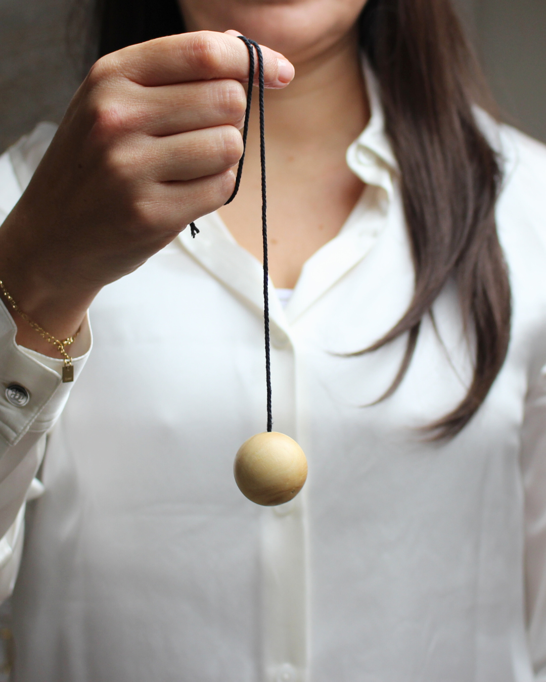 Inspiré des traditions anciennes, le pendule boule en buis reprend le savoir-faire des baguettes de sourcier utilisées par nos ancêtres pour détecter les sources d’eau et les énergies. Sa forme ronde et son bois naturellement réceptif en font un outil précieux et très efficace.