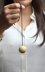 Inspiré des traditions anciennes, le pendule boule en buis reprend le savoir-faire des baguettes de sourcier utilisées par nos ancêtres pour détecter les sources d’eau et les énergies. Sa forme ronde et son bois naturellement réceptif en font un outil précieux et très efficace.
