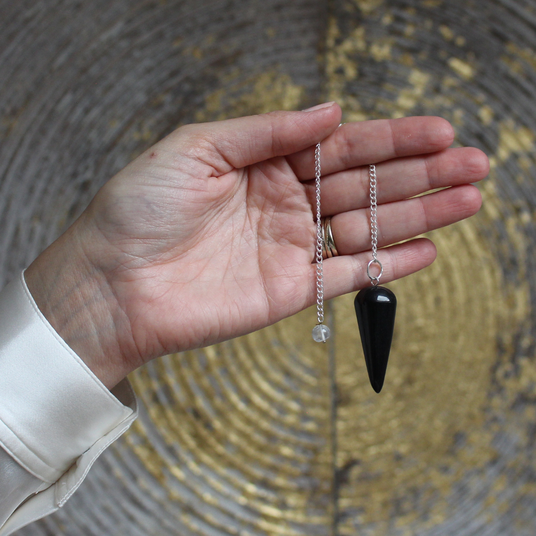 Élégant et précis, le pendule conique en onyx est un outil de radiesthésie idéal pour les recherches nécessitant ancrage, concentration et stabilité énergétique. Sa forme conique assure une excellente fluidité de mouvement, tandis que l’onyx diffuse une énergie protectrice et structurante.
