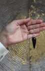 Élégant et précis, le pendule conique en onyx est un outil de radiesthésie idéal pour les recherches nécessitant ancrage, concentration et stabilité énergétique. Sa forme conique assure une excellente fluidité de mouvement, tandis que l’onyx diffuse une énergie protectrice et structurante.