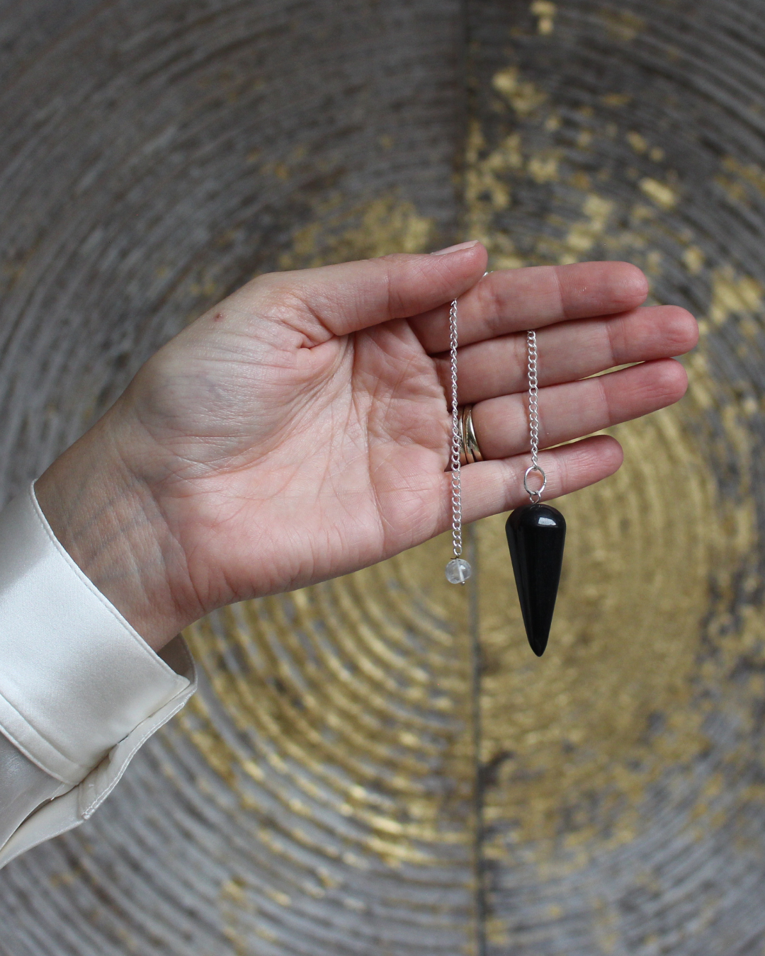 Élégant et précis, le pendule conique en onyx est un outil de radiesthésie idéal pour les recherches nécessitant ancrage, concentration et stabilité énergétique. Sa forme conique assure une excellente fluidité de mouvement, tandis que l’onyx diffuse une énergie protectrice et structurante.