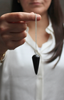 Élégant et précis, le pendule conique en onyx est un outil de radiesthésie idéal pour les recherches nécessitant ancrage, concentration et stabilité énergétique. Sa forme conique assure une excellente fluidité de mouvement, tandis que l’onyx diffuse une énergie protectrice et structurante.