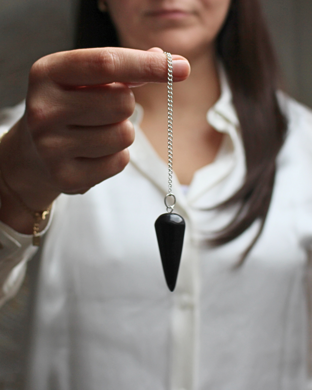 Élégant et précis, le pendule conique en onyx est un outil de radiesthésie idéal pour les recherches nécessitant ancrage, concentration et stabilité énergétique. Sa forme conique assure une excellente fluidité de mouvement, tandis que l’onyx diffuse une énergie protectrice et structurante.