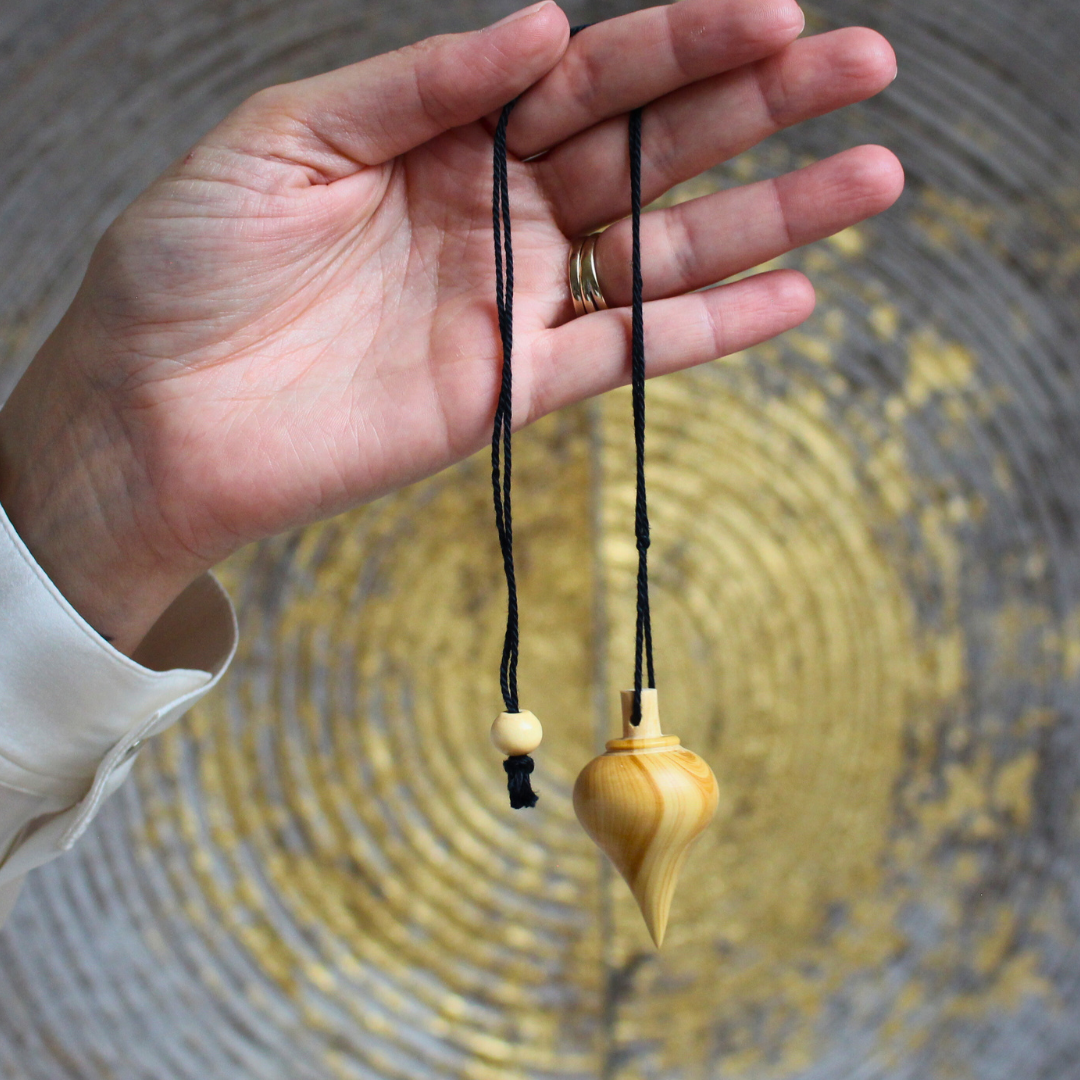 le pendule Goutte d’Eau en buis est un outil d’une grande précision et d’une remarquable sensibilité. Sa forme douce et équilibrée permet une excellente réceptivité aux vibrations, le rendant idéal pour les débutants comme pour les praticiens recherchant un pendule à la fois simple et fiable.
