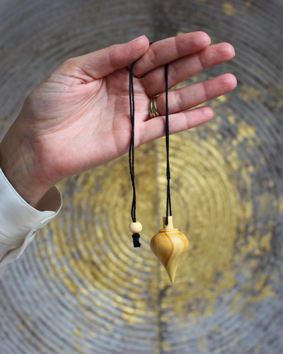 le pendule Goutte d’Eau en buis est un outil d’une grande précision et d’une remarquable sensibilité. Sa forme douce et équilibrée permet une excellente réceptivité aux vibrations, le rendant idéal pour les débutants comme pour les praticiens recherchant un pendule à la fois simple et fiable.
