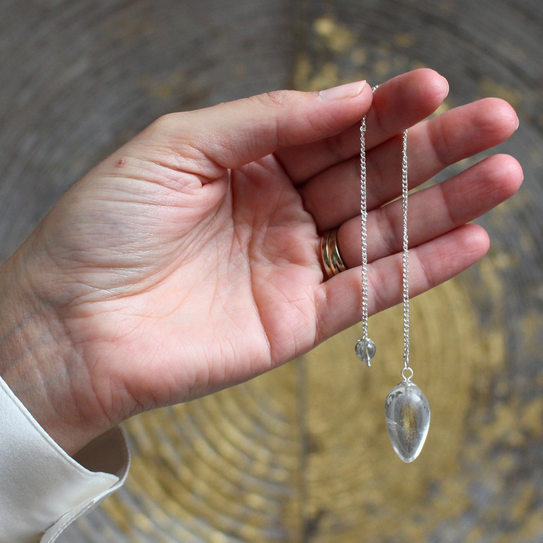 Le pendule en quartz blanc, en forme de gouttelette, est un outil de radiesthésie à la fois léger, précis et polyvalent. Sa forme goutte permet une manipulation facile et fluide, tandis que le quartz blanc, pierre pure et neutre, amplifie les vibrations et offre une réponse claire et juste aux travaux énergétiques.