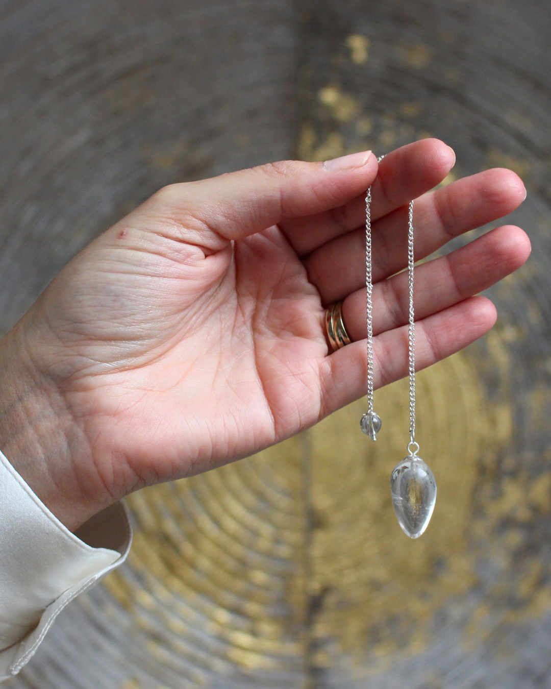 Le pendule en quartz blanc, en forme de gouttelette, est un outil de radiesthésie à la fois léger, précis et polyvalent. Sa forme goutte permet une manipulation facile et fluide, tandis que le quartz blanc, pierre pure et neutre, amplifie les vibrations et offre une réponse claire et juste aux travaux énergétiques.