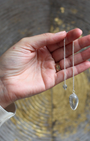 Le pendule en quartz blanc, en forme de gouttelette, est un outil de radiesthésie à la fois léger, précis et polyvalent. Sa forme goutte permet une manipulation facile et fluide, tandis que le quartz blanc, pierre pure et neutre, amplifie les vibrations et offre une réponse claire et juste aux travaux énergétiques.