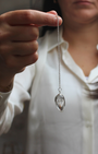 Le pendule en quartz blanc, en forme de gouttelette, est un outil de radiesthésie à la fois léger, précis et polyvalent. Sa forme goutte permet une manipulation facile et fluide, tandis que le quartz blanc, pierre pure et neutre, amplifie les vibrations et offre une réponse claire et juste aux travaux énergétiques.