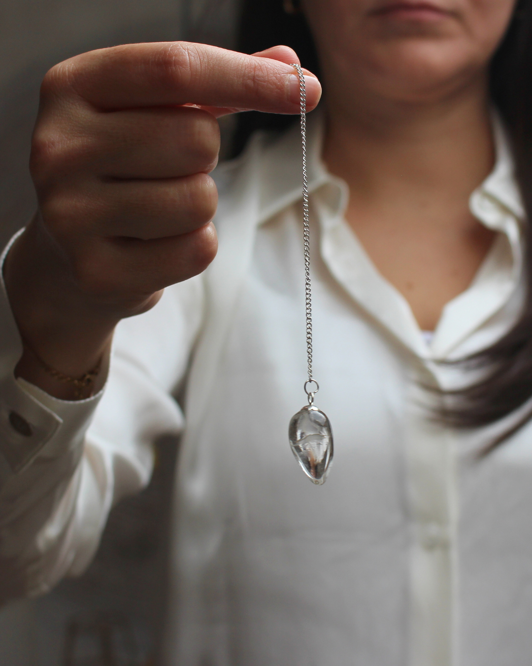 Le pendule en quartz blanc, en forme de gouttelette, est un outil de radiesthésie à la fois léger, précis et polyvalent. Sa forme goutte permet une manipulation facile et fluide, tandis que le quartz blanc, pierre pure et neutre, amplifie les vibrations et offre une réponse claire et juste aux travaux énergétiques.