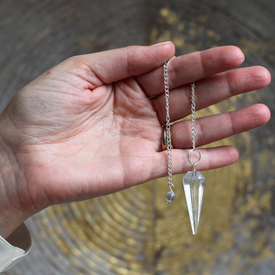 Le pendule hexagonal en cristal de roche  assure une excellente précision,  le cristal de roche, pierre pure et neutre, amplifie les vibrations et permet une lecture claire des énergies.