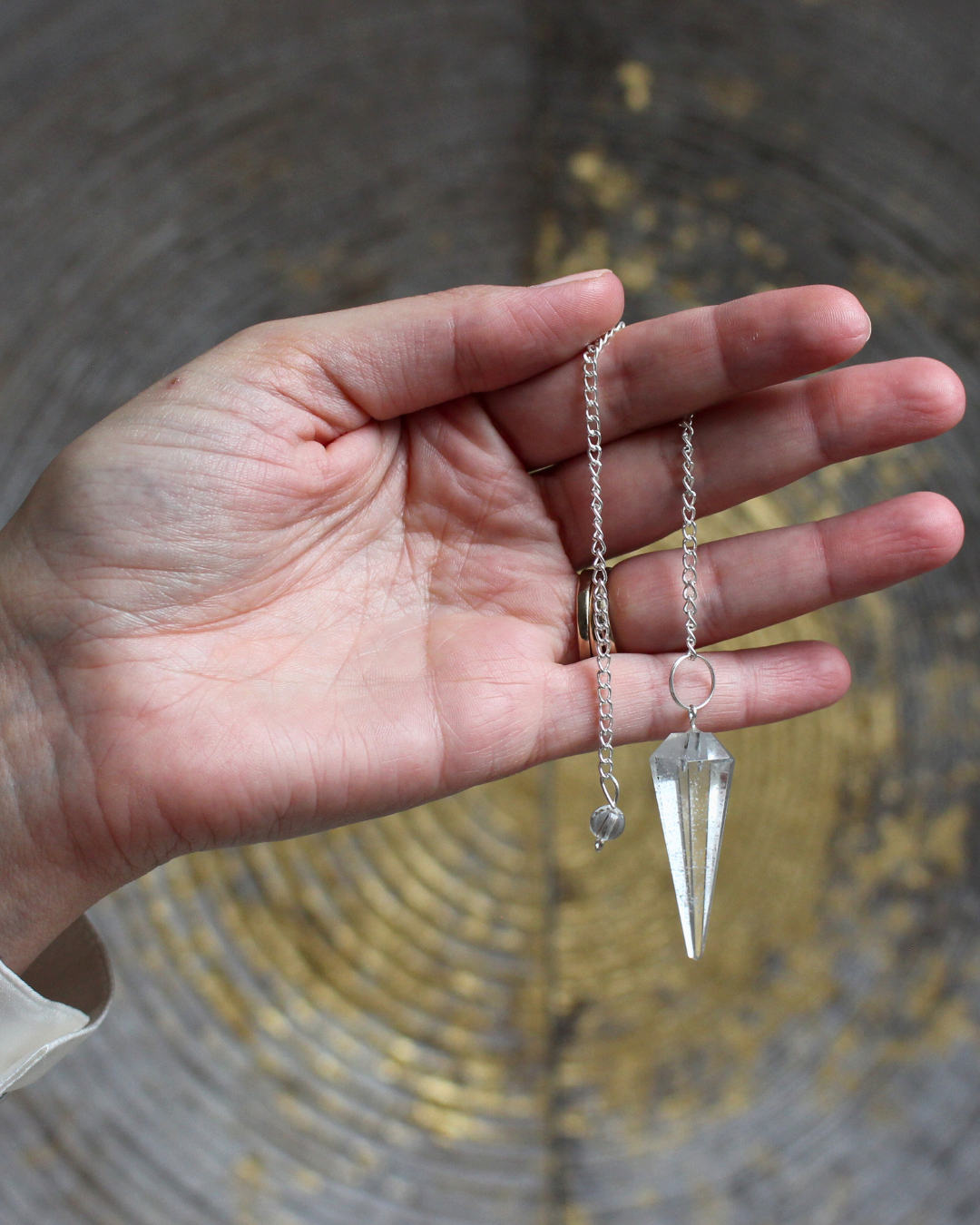 Le pendule hexagonal en cristal de roche  assure une excellente précision,  le cristal de roche, pierre pure et neutre, amplifie les vibrations et permet une lecture claire des énergies.
