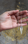 Le pendule hexagonal en cristal de roche  assure une excellente précision,  le cristal de roche, pierre pure et neutre, amplifie les vibrations et permet une lecture claire des énergies.
