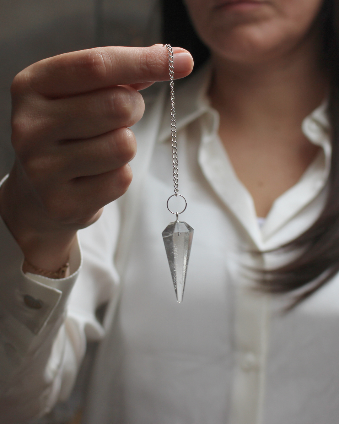 Le pendule hexagonal en cristal de roche  assure une excellente précision,  le cristal de roche, pierre pure et neutre, amplifie les vibrations et permet une lecture claire des énergies.