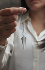Le pendule hexagonal en cristal de roche  assure une excellente précision,  le cristal de roche, pierre pure et neutre, amplifie les vibrations et permet une lecture claire des énergies.