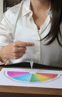 Le pendule hexagonal en cristal de roche  assure une excellente précision,  le cristal de roche, pierre pure et neutre, amplifie les vibrations et permet une lecture claire des énergies.