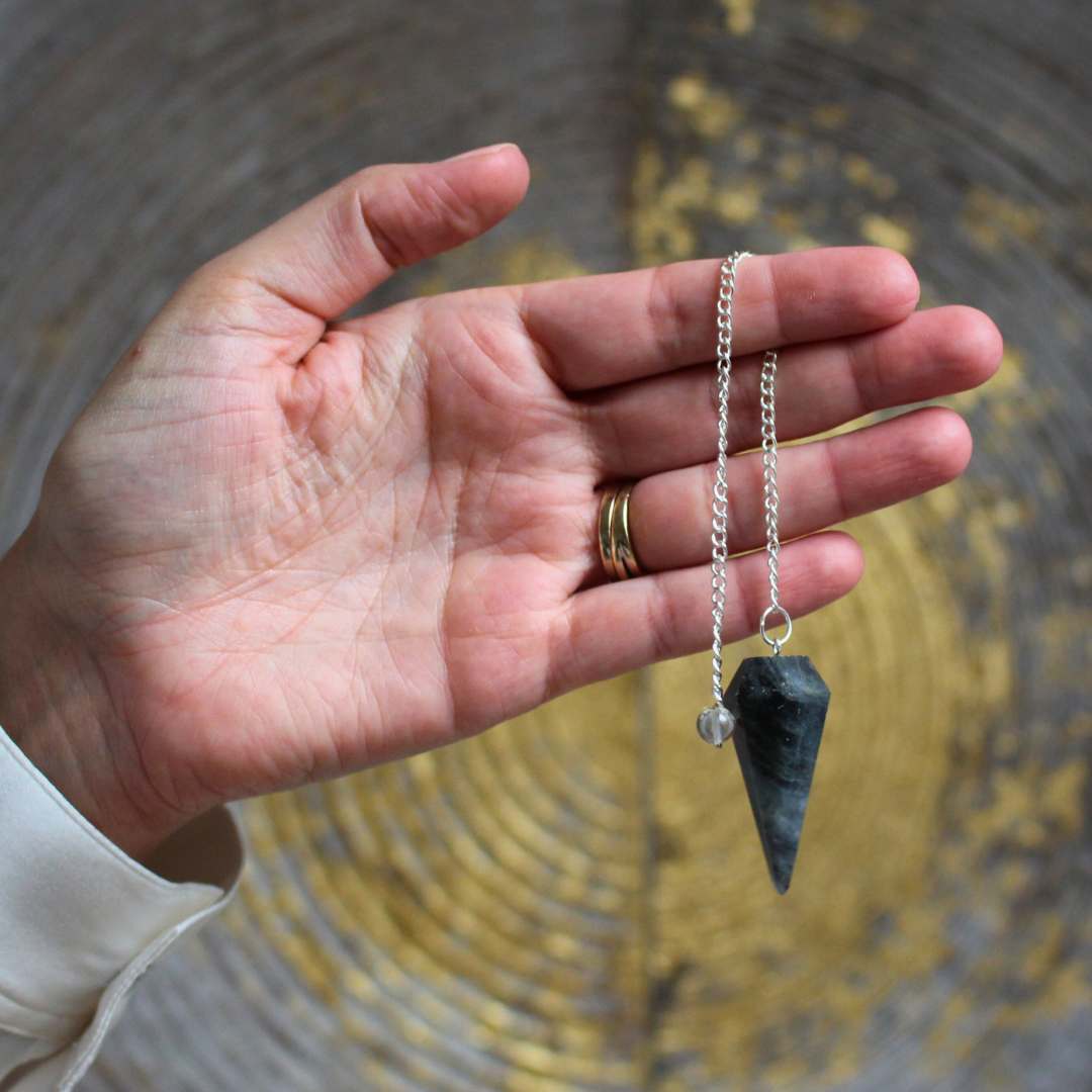 Mystique et protecteur, le pendule hexagonal en labradorite est un outil d’une grande puissance vibratoire. Sa forme géométrique équilibrée favorise la précision et la stabilité, tandis que la labradorite, pierre de protection par excellence, agit comme un bouclier énergétique tout en stimulant l’intuition.