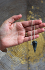 Mystique et protecteur, le pendule hexagonal en labradorite est un outil d’une grande puissance vibratoire. Sa forme géométrique équilibrée favorise la précision et la stabilité, tandis que la labradorite, pierre de protection par excellence, agit comme un bouclier énergétique tout en stimulant l’intuition.