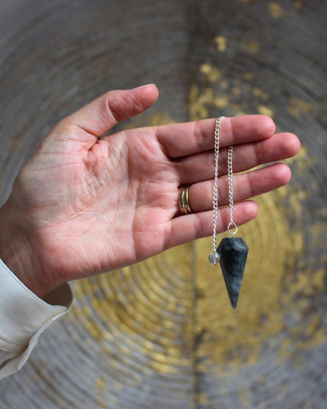 Mystique et protecteur, le pendule hexagonal en labradorite est un outil d’une grande puissance vibratoire. Sa forme géométrique équilibrée favorise la précision et la stabilité, tandis que la labradorite, pierre de protection par excellence, agit comme un bouclier énergétique tout en stimulant l’intuition.