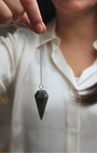 Mystique et protecteur, le pendule hexagonal en labradorite est un outil d’une grande puissance vibratoire. Sa forme géométrique équilibrée favorise la précision et la stabilité, tandis que la labradorite, pierre de protection par excellence, agit comme un bouclier énergétique tout en stimulant l’intuition.