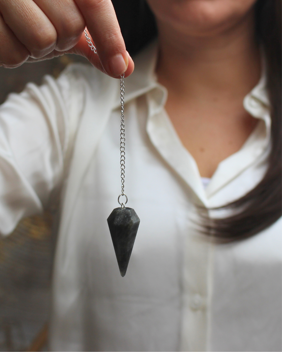 Mystique et protecteur, le pendule hexagonal en labradorite est un outil d’une grande puissance vibratoire. Sa forme géométrique équilibrée favorise la précision et la stabilité, tandis que la labradorite, pierre de protection par excellence, agit comme un bouclier énergétique tout en stimulant l’intuition.