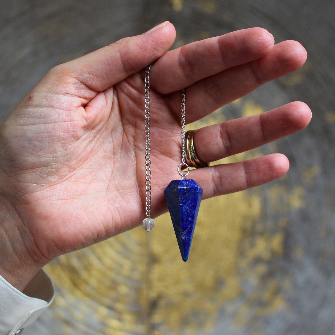 Ce magnifique pendule hexagonal en lapis-lazuli allie la puissance vibratoire de la pierre à une géométrie précise et équilibrée. Idéal pour les travaux de radiesthésie et les soins énergétiques.