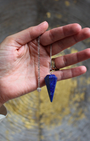 Ce magnifique pendule hexagonal en lapis-lazuli allie la puissance vibratoire de la pierre à une géométrie précise et équilibrée. Idéal pour les travaux de radiesthésie et les soins énergétiques.