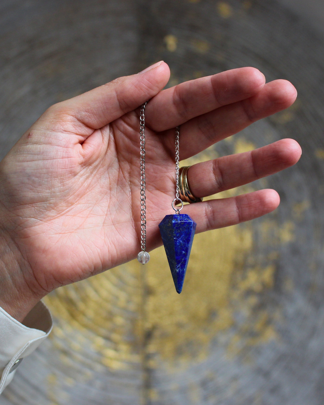 Ce magnifique pendule hexagonal en lapis-lazuli allie la puissance vibratoire de la pierre à une géométrie précise et équilibrée. Idéal pour les travaux de radiesthésie et les soins énergétiques.