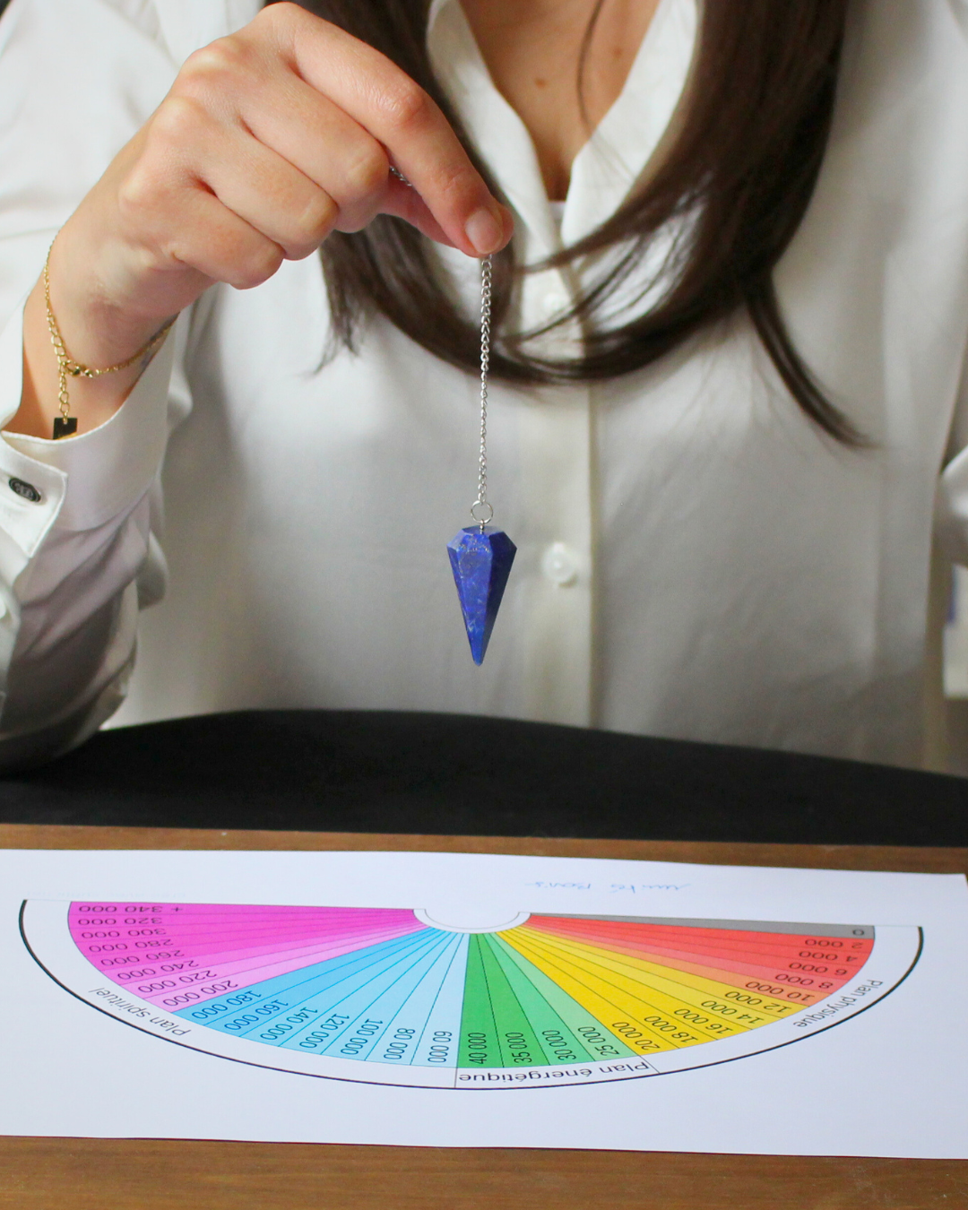 Ce magnifique pendule hexagonal en lapis-lazuli allie la puissance vibratoire de la pierre à une géométrie précise et équilibrée. Idéal pour les travaux de radiesthésie et les soins énergétiques.