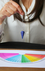 Ce magnifique pendule hexagonal en lapis-lazuli allie la puissance vibratoire de la pierre à une géométrie précise et équilibrée. Idéal pour les travaux de radiesthésie et les soins énergétiques.