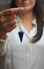 Ce magnifique pendule hexagonal en lapis-lazuli allie la puissance vibratoire de la pierre à une géométrie précise et équilibrée. Idéal pour les travaux de radiesthésie et les soins énergétiques.
