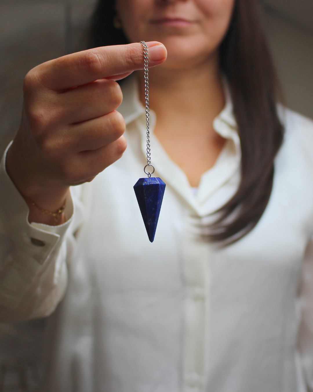 Ce magnifique pendule hexagonal en lapis-lazuli allie la puissance vibratoire de la pierre à une géométrie précise et équilibrée. Idéal pour les travaux de radiesthésie et les soins énergétiques.
