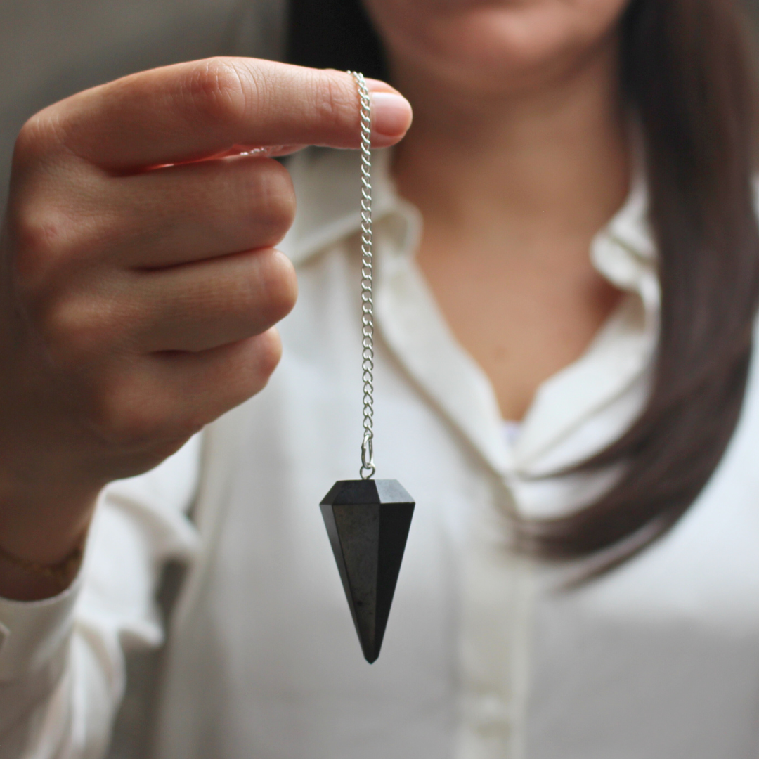 Sobre et puissant, le pendule hexagonal en onyx est un outil de radiesthésie particulièrement apprécié pour sa stabilité vibratoire et son énergie d’ancrage. Sa forme géométrique précise lui confère une excellente fluidité de mouvement, idéale pour des réponses claires et équilibrées.